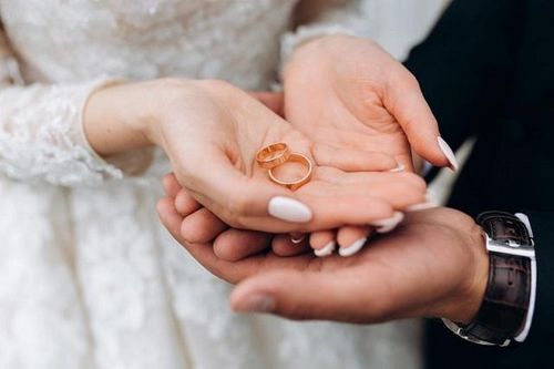 Theo phong thủy, bị mất nhẫn, hôn nhân có thể thường lục đục, hay bất hòa.