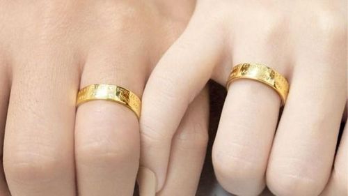 Sau khi kết hôn, nhẫn cưới sẽ luôn được đeo ở tay của 2 người, như dấu chỉ của tình yêu. Đồng thời cũng khẳng định sự yêu thương và luôn chung thủy với người bạn đời của mình.