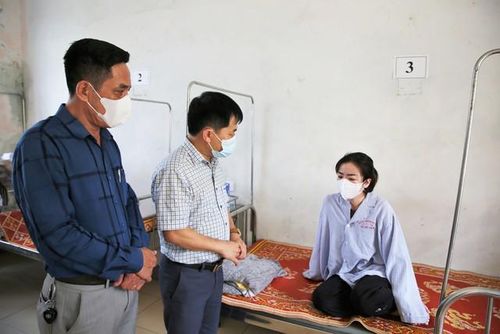 Lãnh đạo CDC Hà Tĩnh kiểm tra sức khỏe bệnh nhân.