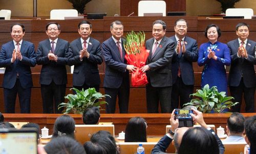 Chủ tịch Quốc hội Trần Thanh Mẫn tặng hoa chúc mừng Thủ tướng Lê Minh Hưng và 6 Phó Thủ tướng.