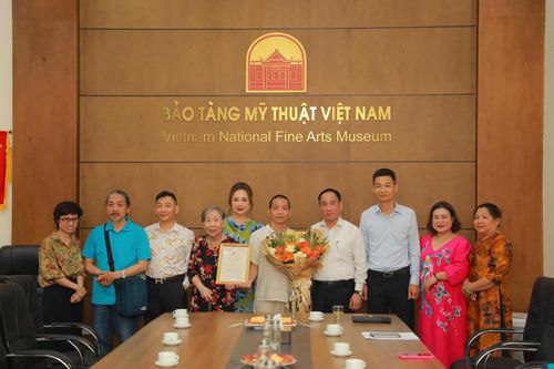 Ban Giám đốc Bảo tàng Mỹ thuật Việt Nam chụp ảnh lưu niệm với gia đình họa sĩ