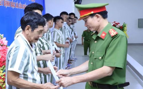 Công an tỉnh Đồng Nai trao quyết định đặc xá cho các phạm nhân (đợt 2 năm 2025).