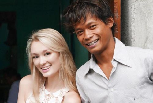 Karna và Polly gây chú ý vì sự chênh lệch ngoại hình khi đến với nhau.