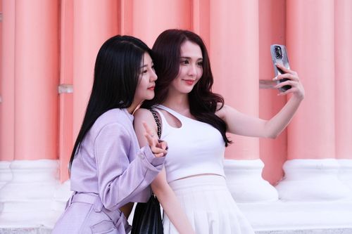  Hai du khách Hàn Quốc chụp ảnh tại nhà thờ Tân Định, TP.HCM. Ảnh: Linh Huỳnh. 