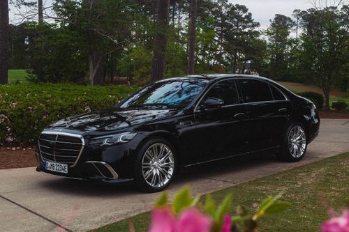  Tại Đức, Mercedes-Benz S-Class 2026 có giá từ 109.221 Euro (127.700 USD), và lên đến 112.326 Euro (131.300 USD) cho phiên bản kéo dài trục cơ sở. 