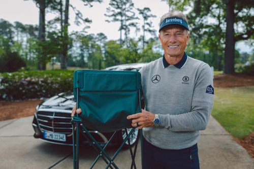  Đặc biệt hơn, ông Bernhard Langer còn được Mercedes-Benz tặng thêm chiếc ghế patron, một biểu tượng văn hóa gắn liền với giải Masters. Chiếc ghế này được làm từ chất liệu da cao cấp MANUFAKTUR Made to Measure tương tự nội thất, đồng thời thêu biệt danh của ông "Mr. Consistency" (Quý ông Nhất Quán). 