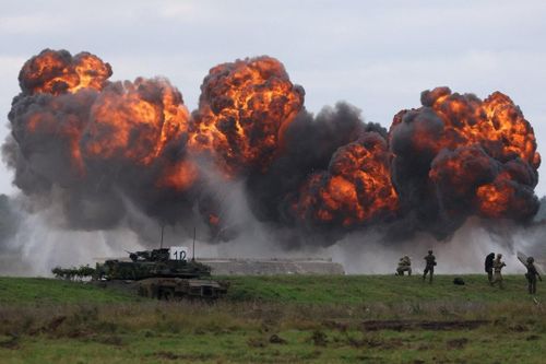  Binh sĩ NATO tiến hành tập trận quân sự. Ảnh: Reuters. 