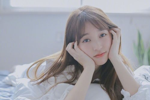  Nữ diễn viên chia sẻ: "Nhiều người không hiểu, nhưng ở tuổi ngoài 40, tôi vẫn cảm nhận được vẻ đẹp nhỏ bé của tình yêu. Tôi cảm thấy rất may mắn. Mối quan hệ của chúng tôi không làm tổn thương ai cả". Theo lời Kim Sa, trong tình yêu, cô muốn trở thành người bạn đời hòa hợp, người con gái được nuông chiều và thỉnh thoảng là một người mẹ yêu thương. Ảnh: Mirror Media. 