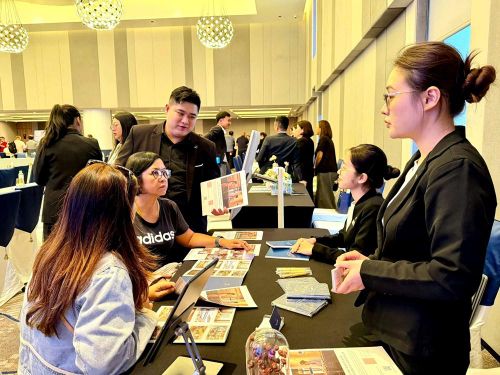 Đoàn khảo sát tại Quảng Ninh trong chương trình gặp gỡ B2B với doanh nghiệp, đại diện điểm đến ở tỉnh này