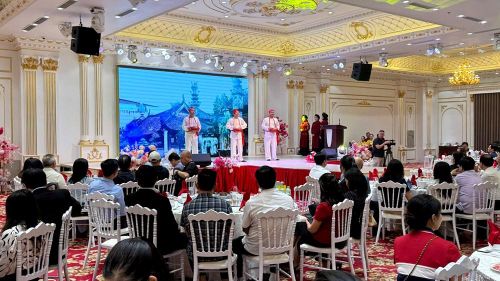Các đoàn khảo sát thưởng thức chương trình nghệ thuật chào mừng