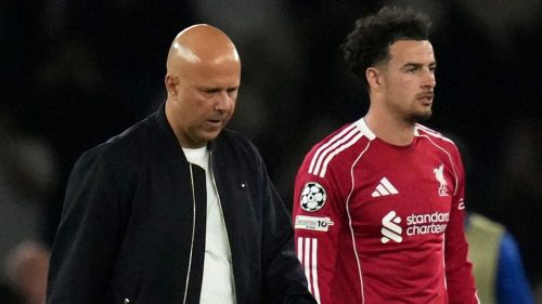 Arne Slot và Curtis Jones rời sân sau trận thua 2-0 của Liverpool trước PSG.