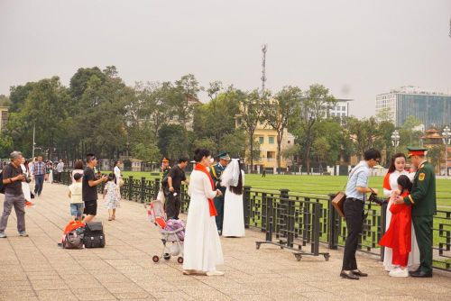 Đông đảo người dân, đặc biệt là các bạn trẻ chụp ảnh tạo nên không khí sôi động