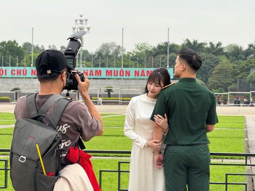 Khu vực phía ngoài Lăng Bác là địa điểm được nhiều bạn trẻ lựa chọn nhờ không gian rộng, dễ lấy toàn cảnh Lăng làm nền