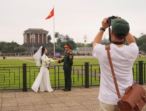 Khu vực vỉa hè phía trước Lăng Bác trở nên nhộn nhịp với hình ảnh các bạn trẻ chụp ảnh lưu giữ kỷ niệm