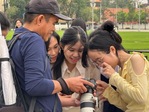 Các bạn trẻ ngắm lại những bức ảnh được chụp dưới nhiều góc độ khác nhau