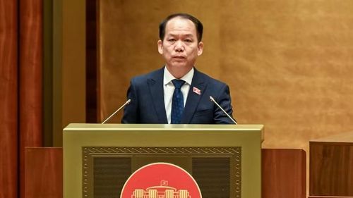 Bộ trưởng Tư pháp Hoàng Thanh Tùng trình bày Tờ trình sửa đổi, bổ sung một số điều của Luật Công chứng. (Ảnh: DUY LINH)