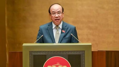 Chủ nhiệm Ủy ban Pháp luật và Tư pháp Phan Chí Hiếu trình bày báo cáo Thẩm tra sửa đổi, bổ sung một số điều của Luật Công chứng. (Ảnh: DUY LINH)