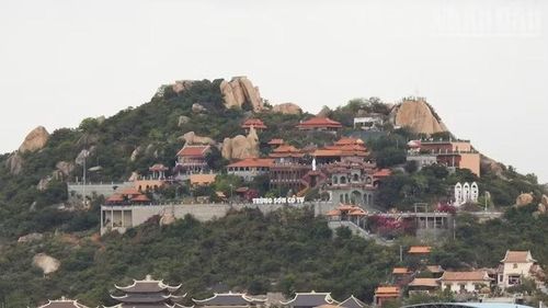 Chùa Trùng Sơn Cổ Tự và Thiền viện Trúc Lâm Viên Ngộ tọa lạc trên núi Đá Chồng, mở ra không gian tĩnh tại, nơi tiếng chuông chùa hòa vào gió biển, thu hút đông du khách tìm đến dâng hương và trải nghiệm cảnh quan.