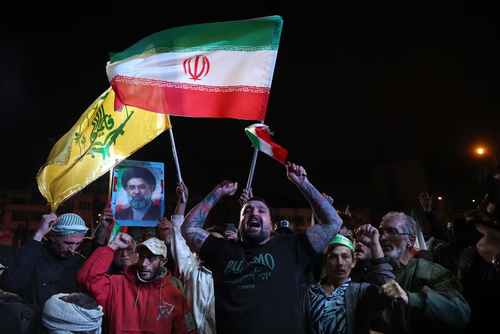 Người dân Iran đổ ra đường sau khi lệnh ngừng bắn với Mỹ được công bố. Ảnh: CNN