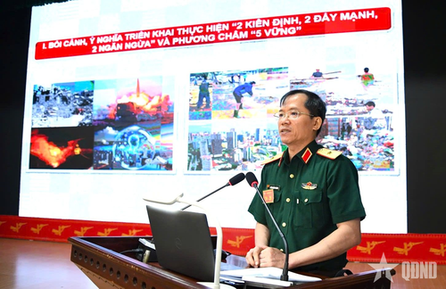 Thiếu tướng Lương Đình Chung, Bí thư Đảng ủy, Chính ủy Quân khu 5 truyền đạt chuyên đề về triển khai thực hiện “2 kiên định, 2 đẩy mạnh, 2 ngăn ngừa” và phương châm “5 vững” trong Đảng bộ và lực lượng vũ trang Quân khu.