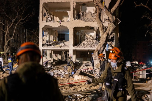 Hiện trường vụ tên lửa của Iran tấn công vào Arad, Israel, ngày 22-3. Ảnh: Getty Images