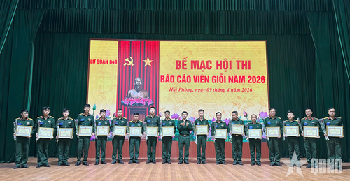  Chỉ huy Lữ đoàn 649 trao Giấy chứng nhận cho các thí sinh hoàn thành tốt các nội dung thi. 