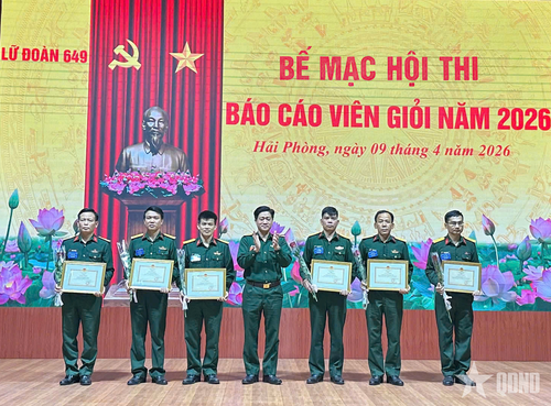 Chỉ huy Lữ đoàn 649 trao giải khuyến khích cho các thí sinh đạt thành tích tốt tại Hội thi Báo cáo viên giỏi năm 2026.