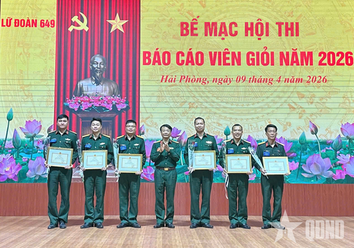 Đại tá Trần Văn Minh, Bí thư Đảng ủy, Chính ủy Lữ đoàn 649 trao giải nhất, nhì, ba tặng các thí sinh xuất sắc của hội thi.