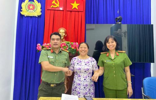 Chị Thanh đến cảm ơn Công an xã Ba Vì.