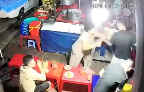 Hình ảnh vụ việc được camera ghi lại.