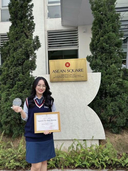 Hoài Thương nhận danh hiệu “Sinh viên 5 tốt” tại Học viện Ngoại giao