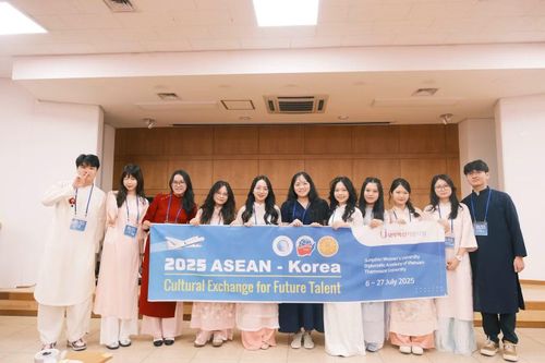 Hoài Thương cùng đoàn sinh viên Việt Nam tham dự Chương trình Giao lưu Văn hóa dành cho Tài năng Tương lai giữa Hàn Quốc và ASEAN tại Seoul, Hàn Quốc