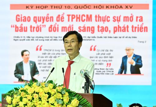 Phó Tổng biên tập Báo SGGP Phạm Văn Trường trình bày tham luận tại hội nghị. Ảnh: VIỆT DŨNG