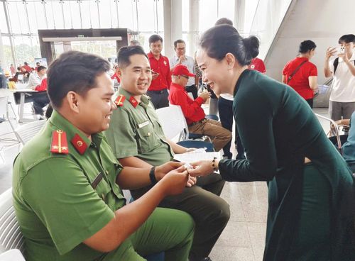  Hội Chữ thập đỏ TPHCM tặng quà cho người hiến máu tình nguyện 