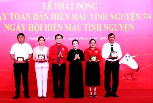  Các cá nhân tiêu biểu nhận Khánh đồng của Trung ương Hội Chữ thập đỏ Việt Nam 