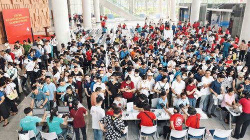  Đông đảo người dân tham gia hiến máu tình nguyện 