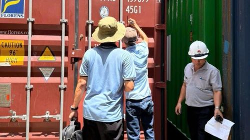 Lực lượng chức năng mở các container để kiểm tra