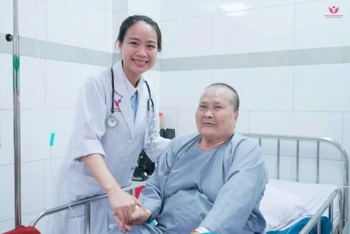 BS Lê Thị Trang Thảo cùng cụ bà V. trong ngày ra viện - Ảnh BVCC