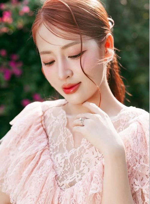 Bộ trang phục không chỉ tôn lên đường cong mềm mại mà còn giúp cô phô diễn vòng eo phẳng lì.