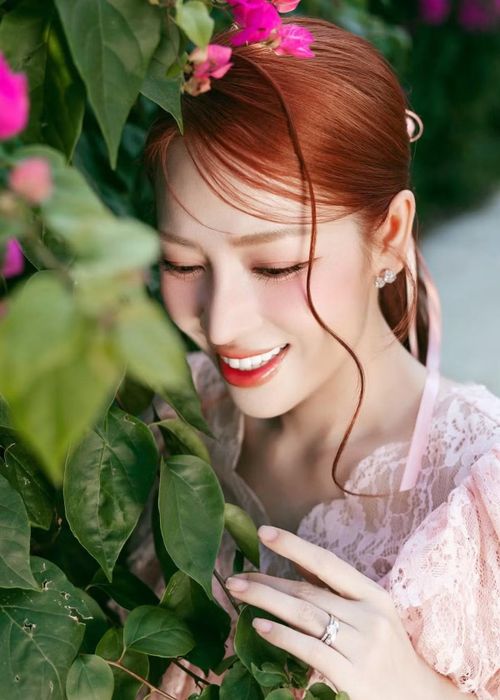Sau thời gian tạm rút lui khỏi các hoạt động nghệ thuật để hồi phục và chăm sóc gia đình, cô dần trở lại với hình ảnh rạng rỡ, tràn đầy năng lượng trên mạng xã hội.