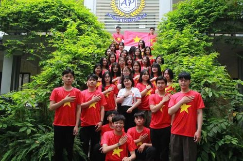 Cô trò cùng trong trang phục áo cờ đỏ sao vàng và bản đồ Tổ quốc Việt Nam.