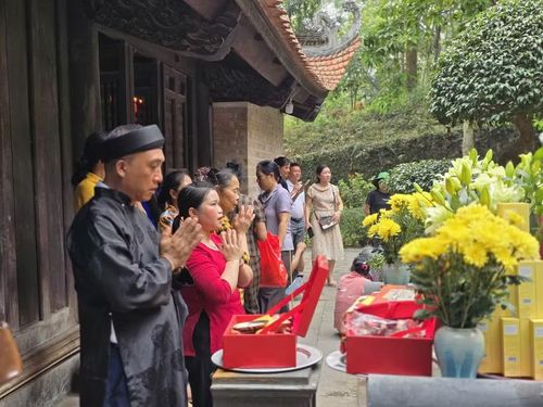 Đông đảo bà con và du khách thập phương về dự lễ khai hội Đền Bà Triệu.