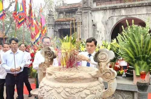 Lãnh đạo tỉnh Thanh Hóa dâng hương kính cáo Anh hùng dân tộc Triệu Thị Trinh.