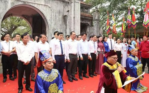 Lãnh đạo tỉnh Thanh Hóa và đại biểu trong nghi lễ tấu trình chúc văn.