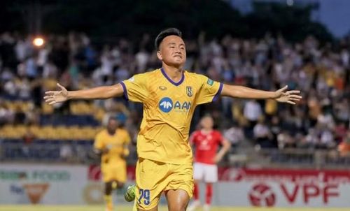 Cũng ở vòng 18, Hồng Lĩnh Hà Tĩnh FC mất 2 cầu thủ là Huỳnh Tấn Tài và Mai Sỹ Hoàng ở trận gặp Hà Nội FC, do đều đã chạm ngưỡng 3 thẻ vàng.