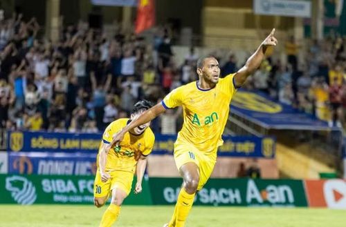 Reon Dale Moore bị treo giò vì đủ 3 thẻ vàng, trong khi Đặng Quang Tú phải nghỉ thi đấu sau tấm thẻ đỏ ở vòng trước cùng đội bóng xứ Nghệ. Ảnh: Xuân Thủy.