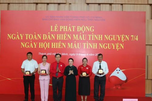 Ban Tổ chức thực hiện trao khen thưởng cho các cá nhân có thành tích xuất sắc trong công tác hiến máu tình nguyện.