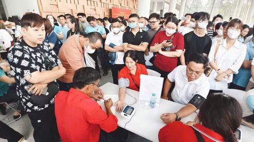 Người dân tham gia khám sức khỏe trước khi hiến máu.