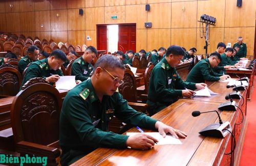 Các thí sinh thi trắc nghiệm trong phần thi viết của cá nhân. Ảnh: Thanh Xuân