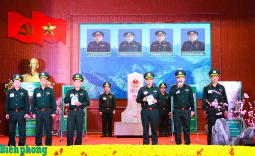 Phần thi giới thiệu về đội của Đội thi Bộ đội Biên phòng tỉnh Tuyên Quang được đầu tư bài bản, chuẩn bị công phu, kỹ lưỡng, nội dung sâu sắc, gây ấn tượng mạnh với Ban Giám khảo, các đại biểu và khán giả. Ảnh: Thanh Xuân
